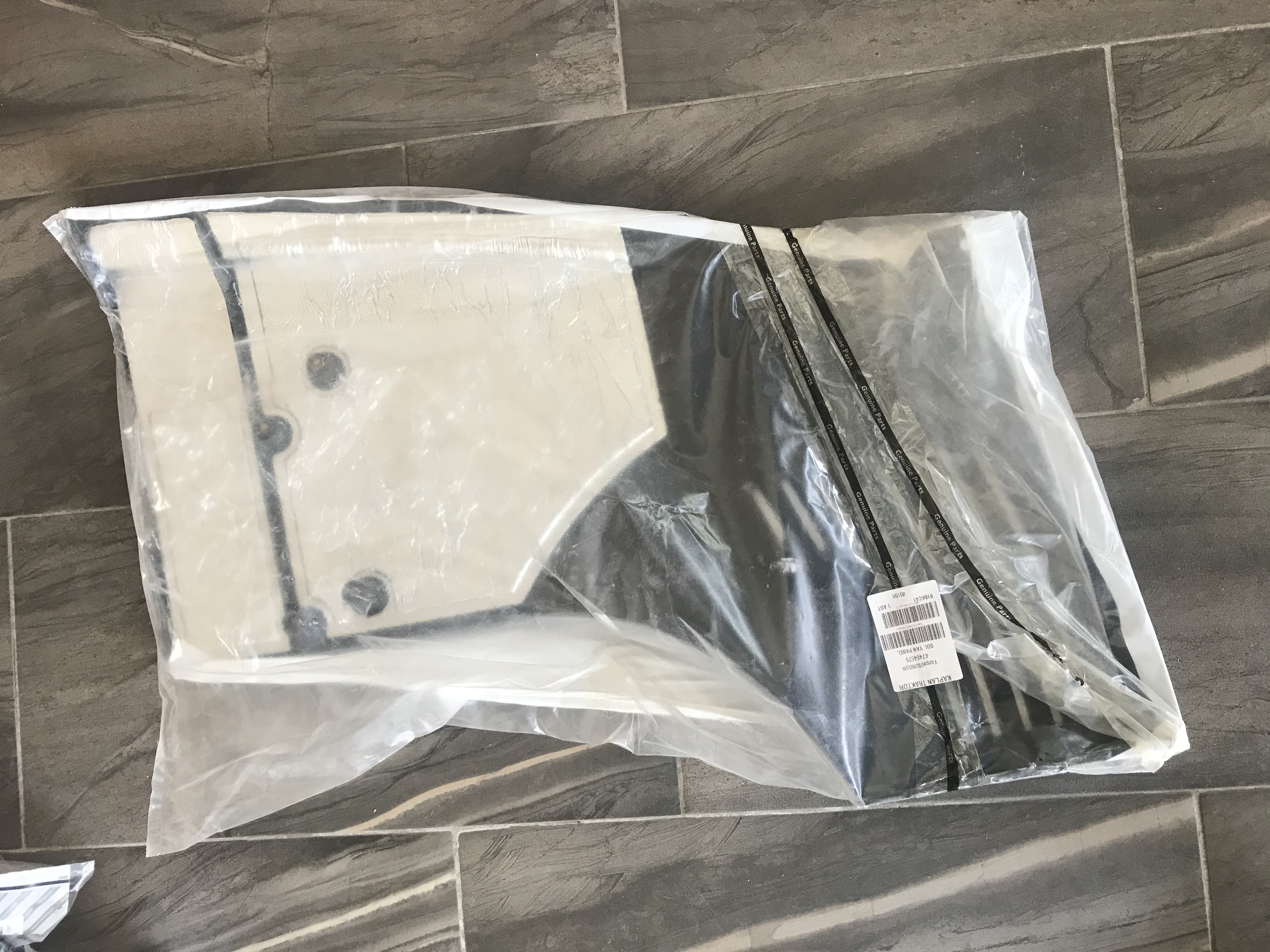 47464679 ÖN KAPORTA YAN PANEL SOL TD-4CYL YK SİYAH newholland