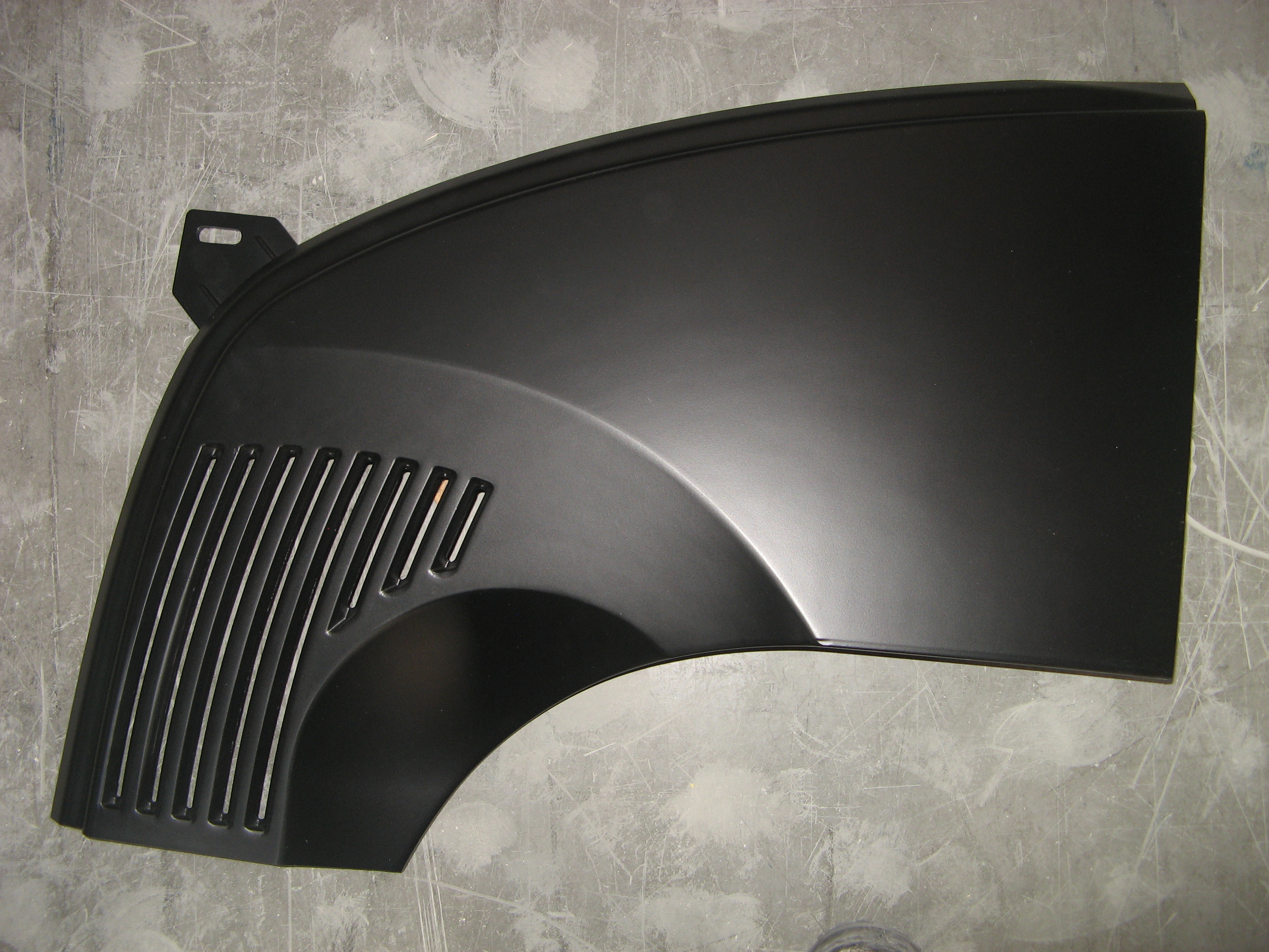 84588732 ÖN KAPORTA YAN PANEL SOL TD65 YK SİYAH 3CYL newholland
