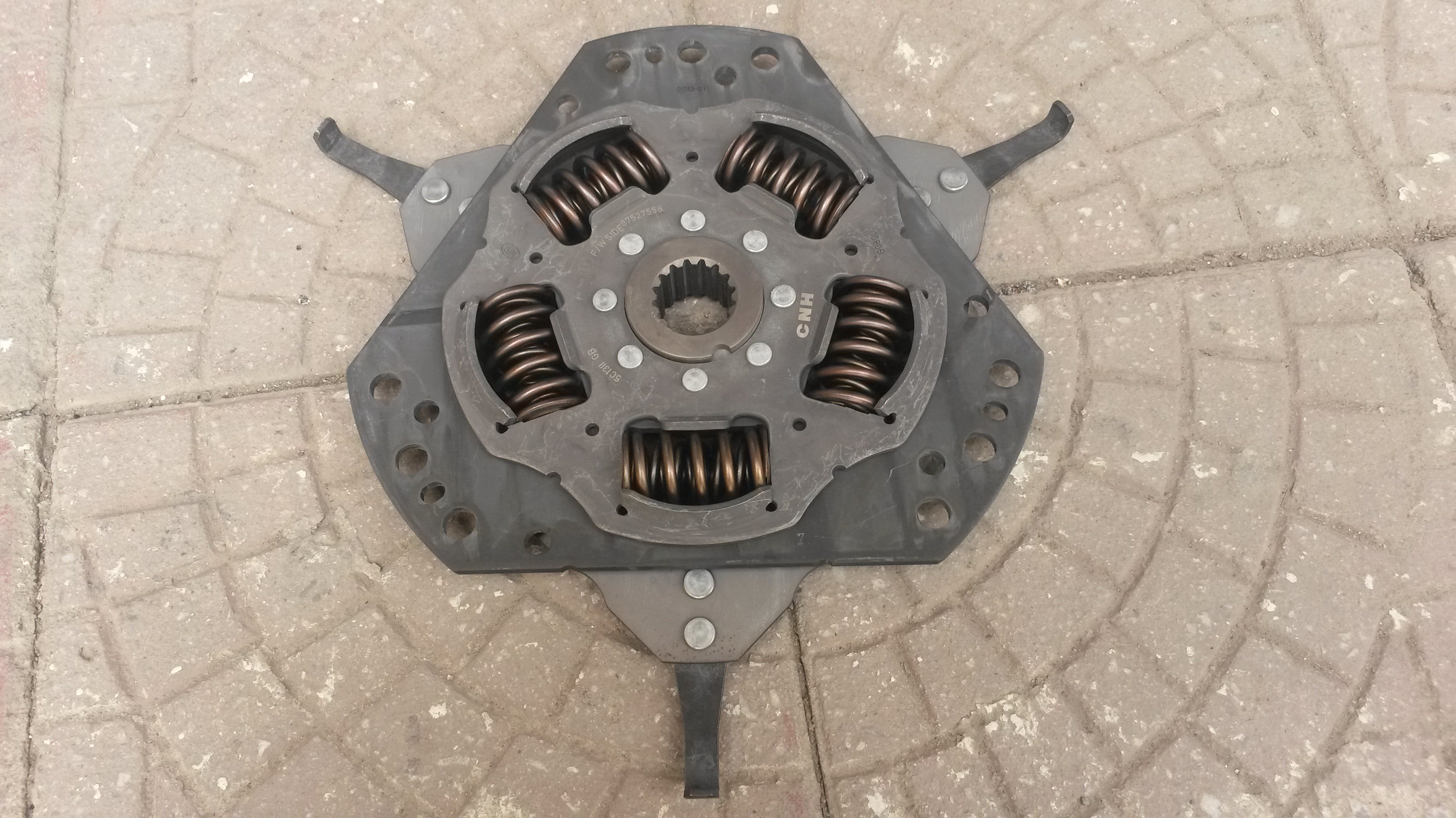 87527558 KASNAK BALATASI GÖBEK T6000ELİTE-TR6SERİ 5 YAY newholland